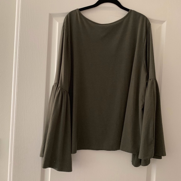 Ava & Viv Tops - Ava & Viv bell sleeve shirt